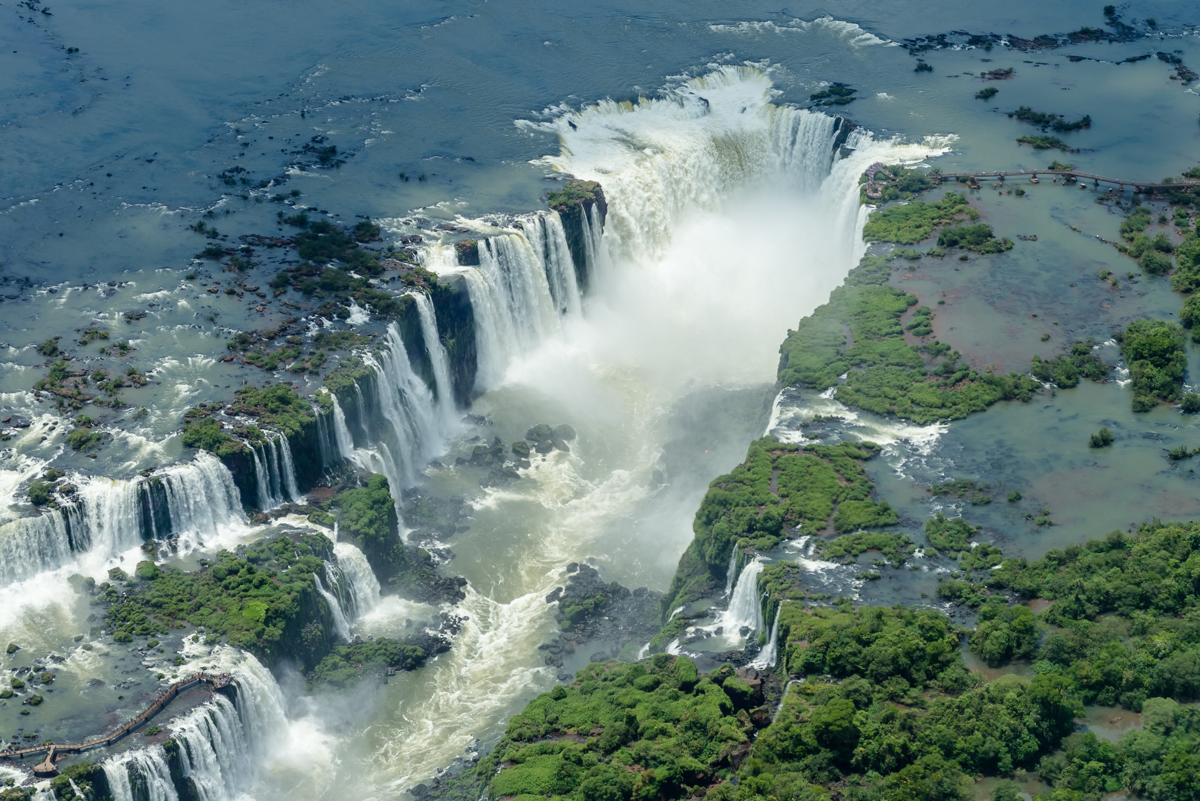 Iguaçu Falls, a UNESCO World Heritage site on the Brazil–Argentina border, renowned for its massive cascading waterfalls within Iguaçu National Park.