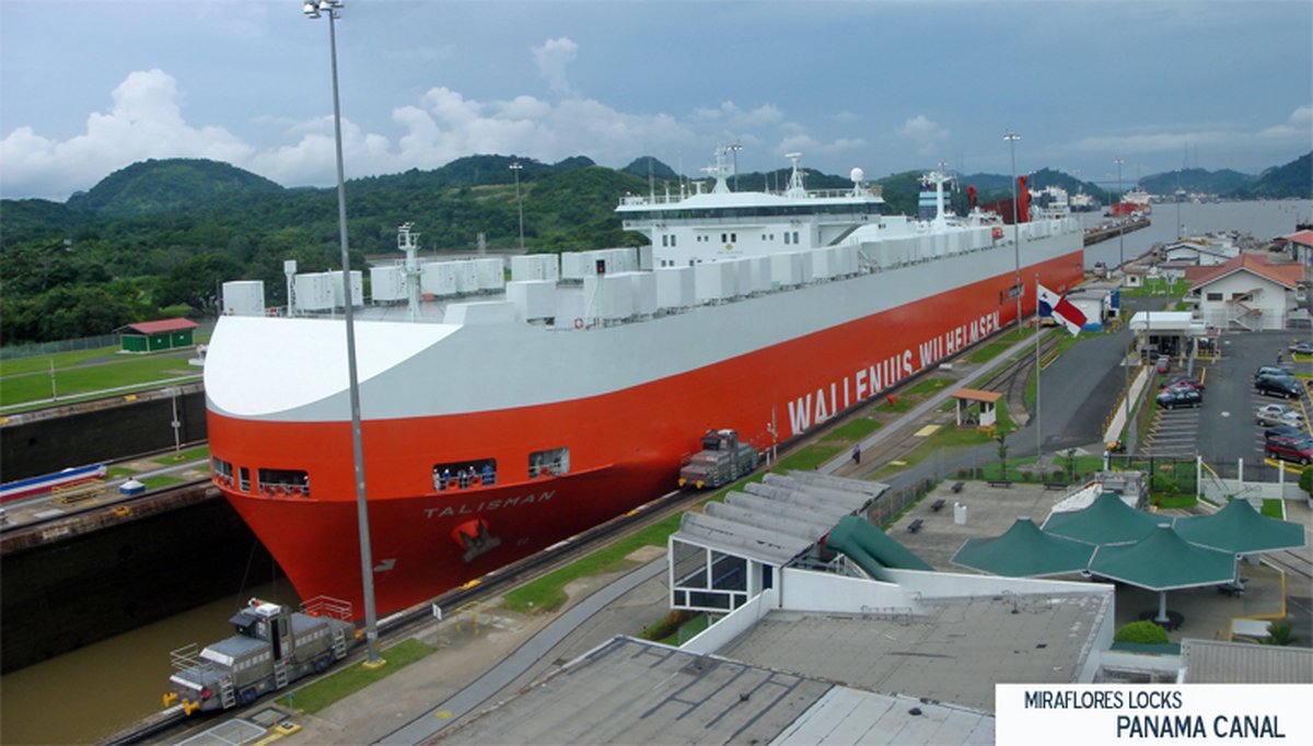 The Miraflores Locks of the Panama Canal, the iconic waterway linking the Atlantic and Pacific Oceans and a symbol of Panama’s engineering heritage.